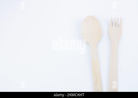 ustensiles de cuisine jetables écologiques sur fond blanc. fourchette en bois, cuillère. Ecologie, concept zéro déchet. Vue de dessus. Pose à plat. Banque D'Images