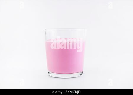 Lait rose buvez du lait ou du yaourt, cocktail dans un verre sur fond blanc. Shake aux protéines de lait. Copier l'espace Banque D'Images