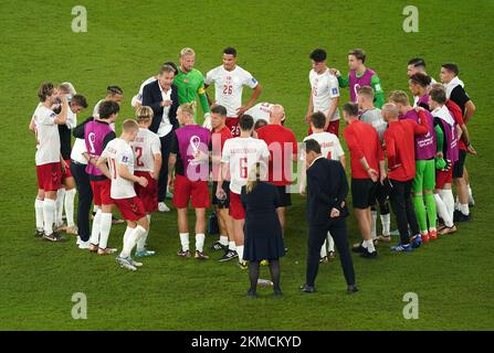 Kasper Hjulmand, le Manager danois, s'adresse aux joueurs et au personnel sur le terrain après le match de la coupe du monde de la FIFA, groupe D, au stade 974 de Doha, au Qatar. Date de la photo: Samedi 26 novembre 2022. Banque D'Images