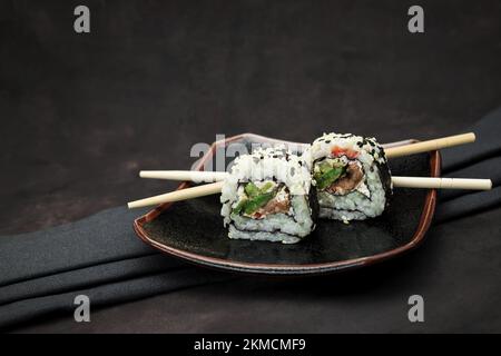 photo d'un ensemble de délicieux sushis sur fond sombre Banque D'Images