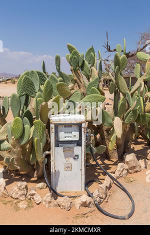 Solitaire, Namibie - 01 octobre 2018 : station de service à Solitaire dans le désert du Namib, parc national Namib-Naukluft. Petite colonie dans le Khomas R Banque D'Images