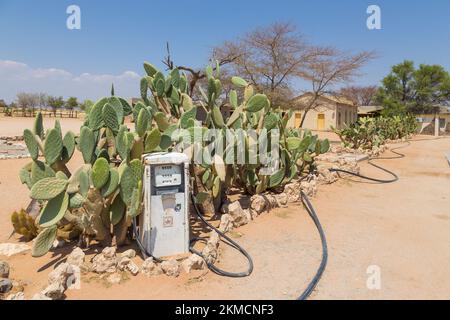 Solitaire, Namibie - 01 octobre 2018 : station de service à Solitaire dans le désert du Namib, parc national Namib-Naukluft. Petite colonie dans le Khomas R Banque D'Images