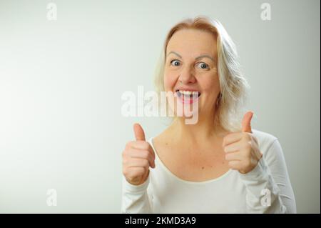 Recommandation demande d'approvisionnement la joie du bonheur de l'approbation beaucoup d'espace pour la publicité de texte Une femme montre classe elle est très heureuse avec quelque chose et heureuse elle a levé ses pouces Banque D'Images