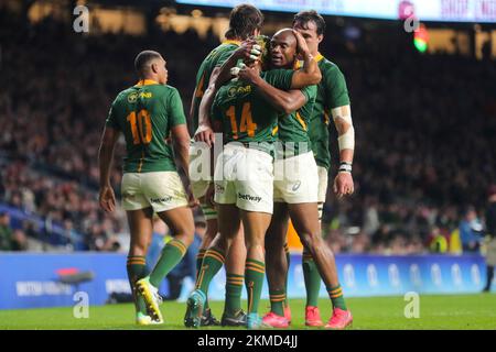 Kurt-Lee Arendse (au centre), en Afrique du Sud, célèbre avec Makazole Mapipi (deuxième à droite) après avoir marqué un essai lors du match international d'automne au stade de Twickenham, à Londres. Date de la photo: Samedi 26 novembre 2022. Banque D'Images