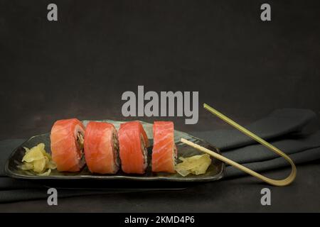 photo d'un ensemble de délicieux sushis sur fond sombre Banque D'Images