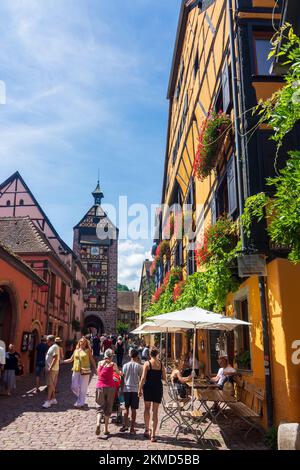 Riquewihr (Reichenweier, Richewihr): Vieille ville, maisons à colombages, tour Dolder en Alsace (Elssass), Haut-Rhin (Oberelsass), France Banque D'Images