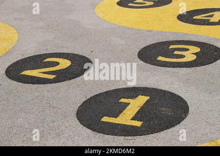 Jeu pour enfants avec numéros en cercles sur l'aire de jeux sur les routes pour le saut en Ukraine, aire de jeux, jeu pour enfants Banque D'Images