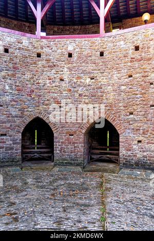 Castell Coch ou la cour du château rouge. Château Coch - le Château rouge, Tongwynlais, Cardiff, pays de Galles, Royaume-Uni, Europe - 15th octobre 2022 Banque D'Images