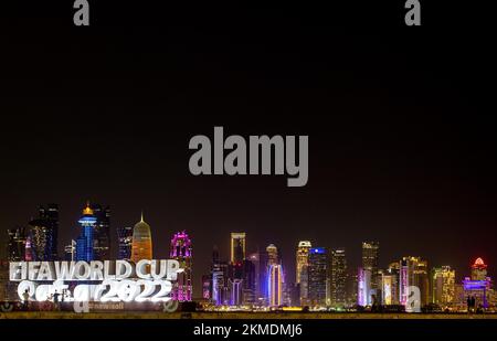 DOHA - les supporters de football au logo de la coupe du monde de la FIFA Qatar 2022 sur la Corniche à Doha. Le boulevard le long du golfe Persique a été mis en place comme zone de fans jusqu'à la finale de la coupe du monde. ANP KOEN VAN WEEL Banque D'Images