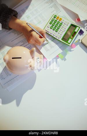 heure de taxe. porggy banque et comptable femme avec calculatrice et documents travaillant dans le bureau. Banque D'Images