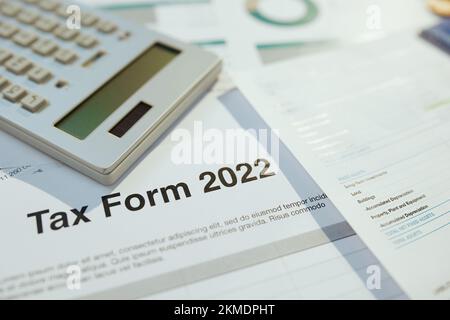 formulaire fiscal 2022 et calculatrice à la réception. Banque D'Images