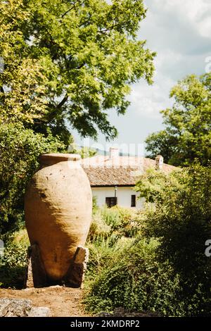 Une verticale de pot en céramique dans le jardin botanique du Palais Balchik de la Reine Maria roumaine Banque D'Images