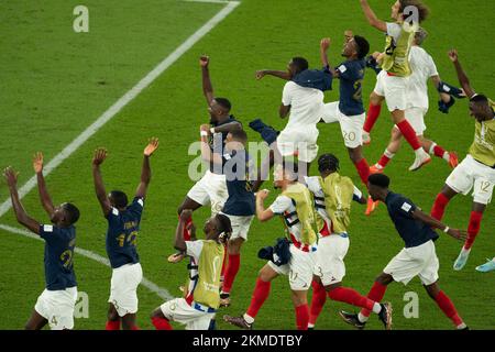 Doha, Qatar. 26th novembre 2022. Les joueurs de France fêtent après le match du Groupe D entre la France et le Danemark lors de la coupe du monde de la FIFA 2022 au stade Ras Abu Aboud (974) à Doha, Qatar, le 26 novembre 2022. Credit: Xiao Yijiu/Xinhua/Alamy Live News Banque D'Images