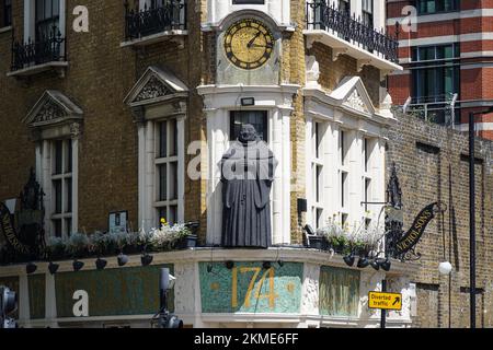 Statue de Monk à l'avant du pub Blackfriar à Blackfriars, Londres, Angleterre Royaume-Uni Banque D'Images