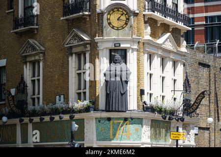 Statue de Monk à l'avant du pub Blackfriar à Blackfriars, Londres, Angleterre Royaume-Uni Banque D'Images