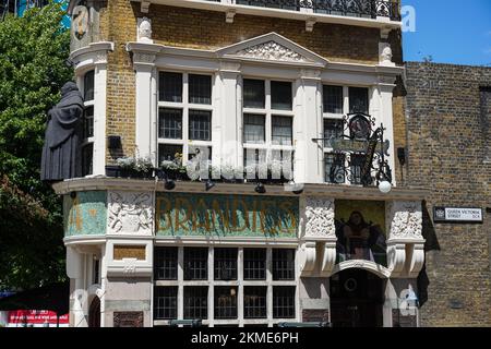 Statue de Monk à l'avant du pub Blackfriar à Blackfriars, Londres, Angleterre Royaume-Uni Banque D'Images