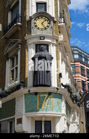 Statue de Monk à l'avant du pub Blackfriar à Blackfriars, Londres, Angleterre Royaume-Uni Banque D'Images