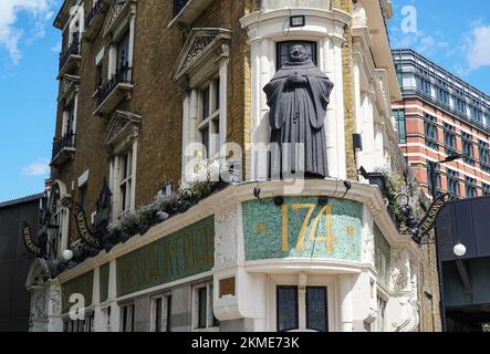 Statue de Monk à l'avant du pub Blackfriar à Blackfriars, Londres, Angleterre Royaume-Uni Banque D'Images