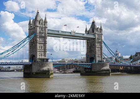 Le Tower Bridge sur la Tamise à Londres, Angleterre Royaume-Uni UK Banque D'Images