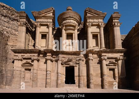 Ad Deir ou le monastère de Pétra, Jordanie a aussi orthographié ad-Dayr et el-Deir, une tombe monumentale de Nabatéan Banque D'Images