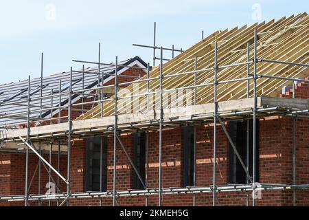 Nouvelle construction de toit sur le site de construction de maisons, structure en bois d'une nouvelle maison de construction, Londres Angleterre Royaume-Uni Banque D'Images