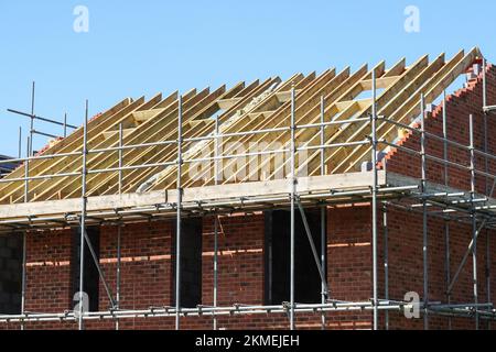 Nouvelle construction de toit sur le site de construction de maisons, structure en bois d'une nouvelle maison de construction, Londres Angleterre Royaume-Uni Banque D'Images