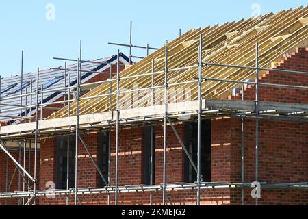 Nouvelle construction de toit sur le site de construction de maisons, structure en bois d'une nouvelle maison de construction, Londres Angleterre Royaume-Uni Banque D'Images