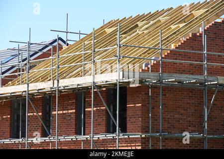 Nouvelle construction de toit sur le site de construction de maisons, structure en bois d'une nouvelle maison de construction, Londres Angleterre Royaume-Uni Banque D'Images