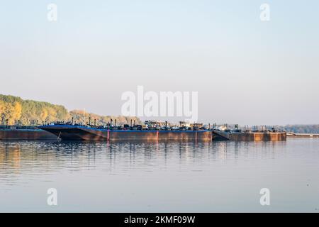 Navires-citernes ancrés sur le Danube. Vue sur les pétroliers ancrés sur le Danube près de Novi Sad en automne. Banque D'Images