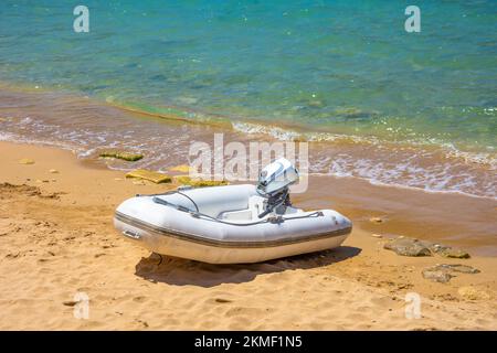 Bateau à moteur gonflable sur la plage de sable de la Méditerranée Banque D'Images