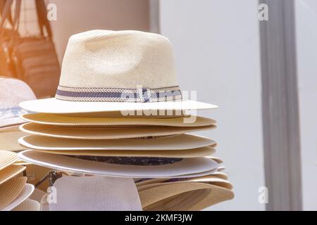 Beaucoup de chapeaux en osier se trouvent dans la rue, le marché se vend Banque D'Images