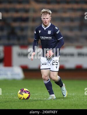 26th novembre 2022 ; Dens Park, Dundee, Écosse : Scottish Cup football, Dundee versus Airdrie ; Lyall Cameron de Dundee Banque D'Images