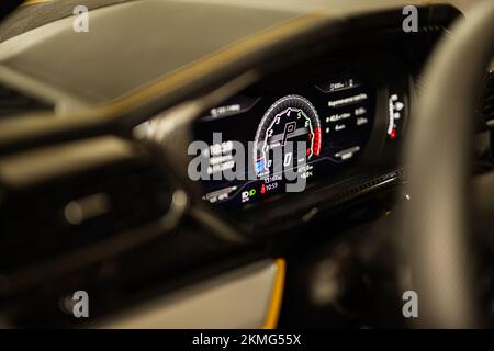 Ternopil, Ukraine- 11 novembre 2022: Tableau de bord de Lamborghini jaune Urus. Banque D'Images