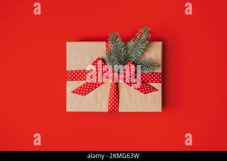 Meilleures boîtes d'abonnement pour Noël et les vacances. Boîtes d'abonnement de Noël à donner et recevoir. Boîte cadeau d'abonnement, forfait Care avec rouge Banque D'Images