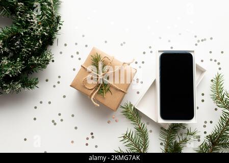 Smartphone avec décorations de Noël. Modèle de maquette de Noël. Vue de dessus Banque D'Images