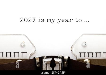 Motivation Nouvelle année 2023 résolutions concept avec le message typé 2023 est mon année à... sur machine à écrire rétro. Banque D'Images