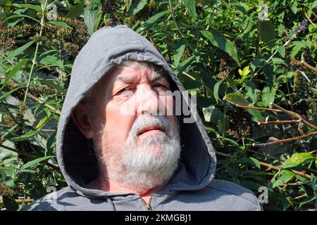 Homme âgé ou âgé portant une capuche ou un sweat à capuche. Vous êtes en colère ou surpris. Banque D'Images