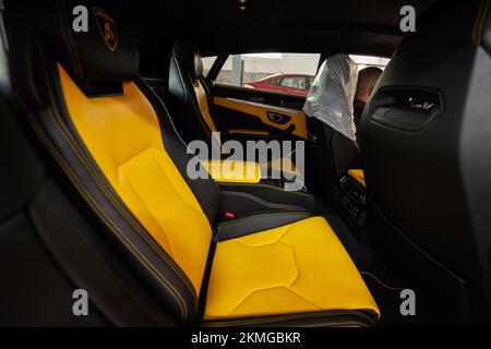 Ternopil, Ukraine- 11 novembre 2022: Siège de voiture de Lamborghini jaune Urus. Banque D'Images