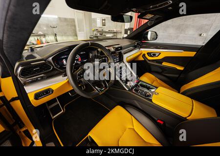 Ternopil, Ukraine- 11 novembre 2022: Intérieur de voiture de Lamborghini jaune Urus. Banque D'Images