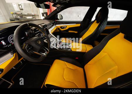 Ternopil, Ukraine- 11 novembre 2022: Intérieur de voiture de Lamborghini jaune Urus. Banque D'Images