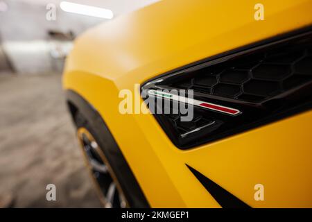 Ternopil, Ukraine- 11 novembre 2022: Logo du drapeau italien de jaune Lamborghini Urus. Banque D'Images