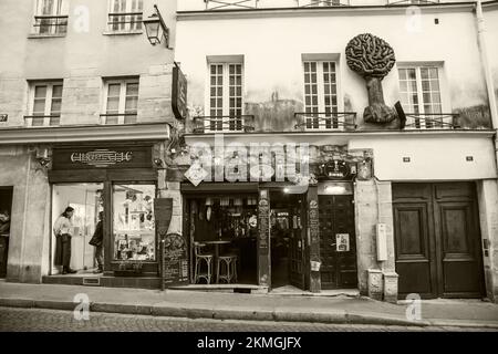 Paris, France - 13 novembre 2022 : le Vieux Chêne (ancien Chêne) bar sur la célèbre rue Mouffetard. Photo historique sépia Banque D'Images