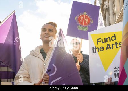 Le personnel et les supporters de l'Opéra national anglais (ENO) protestant à l'extérieur du Département du numérique, de la culture, des médias et du sport, sur l'Association des arts Banque D'Images