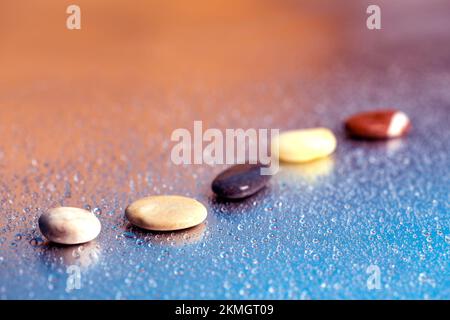 Jardin zen sur fond coloré avec gouttes d'eau Banque D'Images
