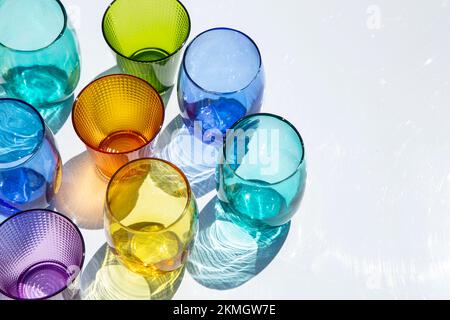 Verres colorés sur la lumière vive avec l'ombre - Vue de dessus Banque D'Images