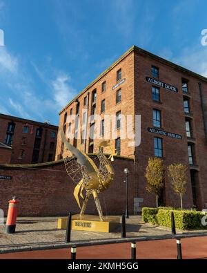 Liverpool, Royaume-Uni: Bertie la sculpture d'oiseau de foie, partie des décorations de Noël, à l'entrée du Royal Albert Dock Banque D'Images