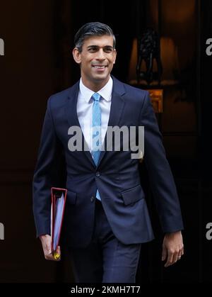 Photo du dossier datée du 23/11/22, le Premier ministre Rishi Sunak quitte le 10 Downing Street, Londres. À la mort de l'ancien joueur écossais de rugby Doddie Weir, M. Sunak a écrit sur Twitter: 'Rest in Peace Doddie Weir OBE' 'toutes les pensées de ma famille sont avec Kathy et ses fils.' M. Weir est mort de MND à l'âge de 52 ans. Date de publication : samedi 26 novembre 2022. Banque D'Images