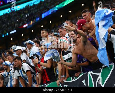 Lusail, Qatar. 26th novembre 2022. Football, coupe du monde, Argentine - Mexique, cycle préliminaire, Groupe C, Le Matchday 2, stade emblématique de Lusail, les fans argentins applaudissent aux côtés d'un fan mexicain juste avant la fin de l'heure de l'arrêt. Crédit : Tom Weller/dpa/Alay Live News Banque D'Images