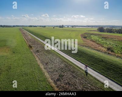 Vue du point de vue de Mahnkenwerder près de l'Elbe, tour en bois à l'ouest du village, cycliste sur l'Elbe cycle route, Hitzacker, Allemagne Banque D'Images