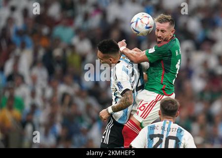 Doha, Qatar. 26th novembre 2022. Stade international de Khalifa LUSAIL, QATAR - NOVEMBRE 26: Joueur de l'Argentine Lautaro Martínez combat pour le ballon avec le joueur du Mexique Héctor Herrera pendant la coupe du monde de la FIFA Qatar 2022 groupe Un match entre l'Argentine et le Mexique au stade international de Khalifa sur 26 novembre 2022 à Doha, Qatar. (Photo de Florencia Tan Jun/PxImages) (Florencia Tan Jun/SPP) crédit: SPP Sport Press photo. /Alamy Live News Banque D'Images